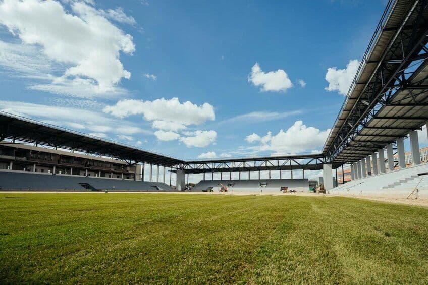 Interiorul noului stadion, cu gazonul proaspăt și tribunele acoperite