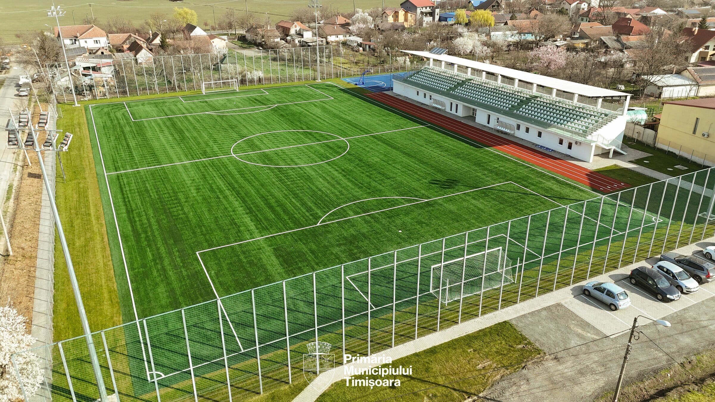 Baza sportivă Vasile Deheleanu din Mehala văzută de sus, cu terenul de fotbal și tribuna