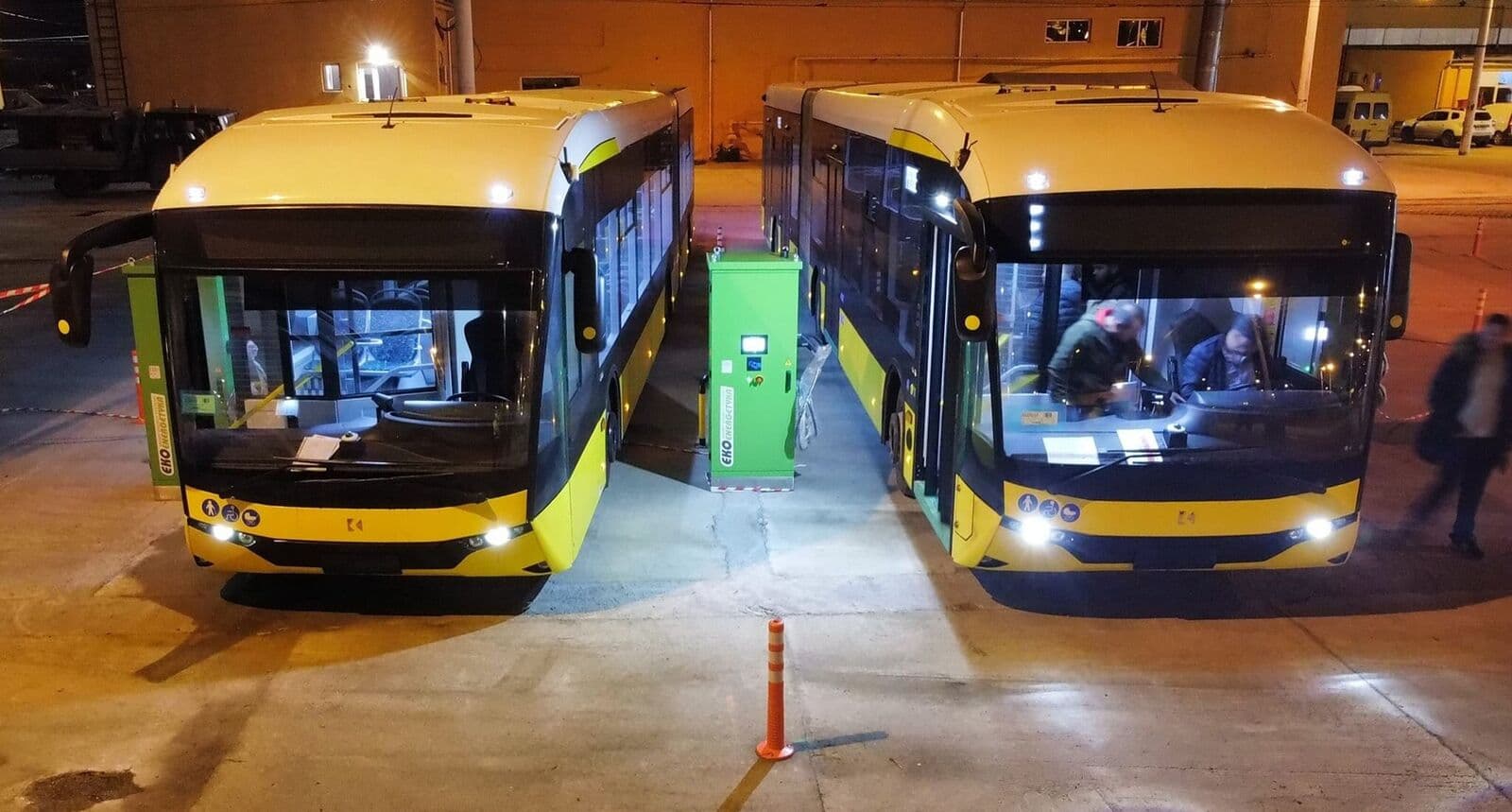 Autobuze electrice galbene la încărcat, noaptea, în depoul STPT