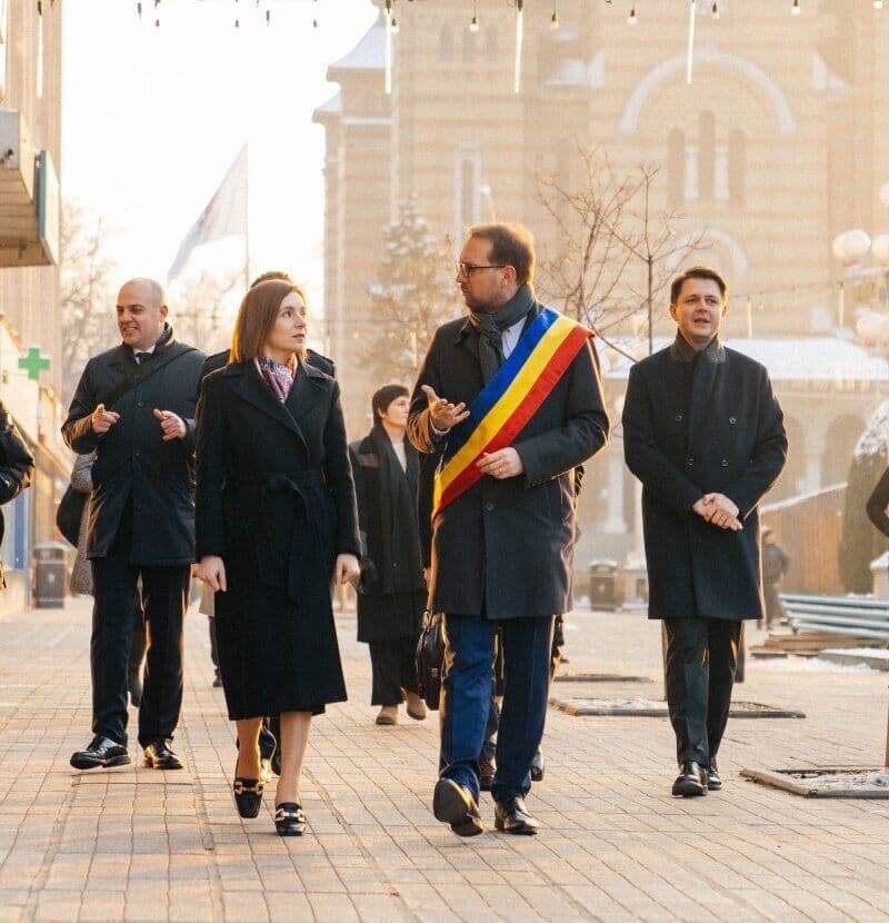 Dominic Fritz, cu eșarfa tricoloră, alături de președinta Republicii Moldova, Maia Sandu, în centrul Timișoarei