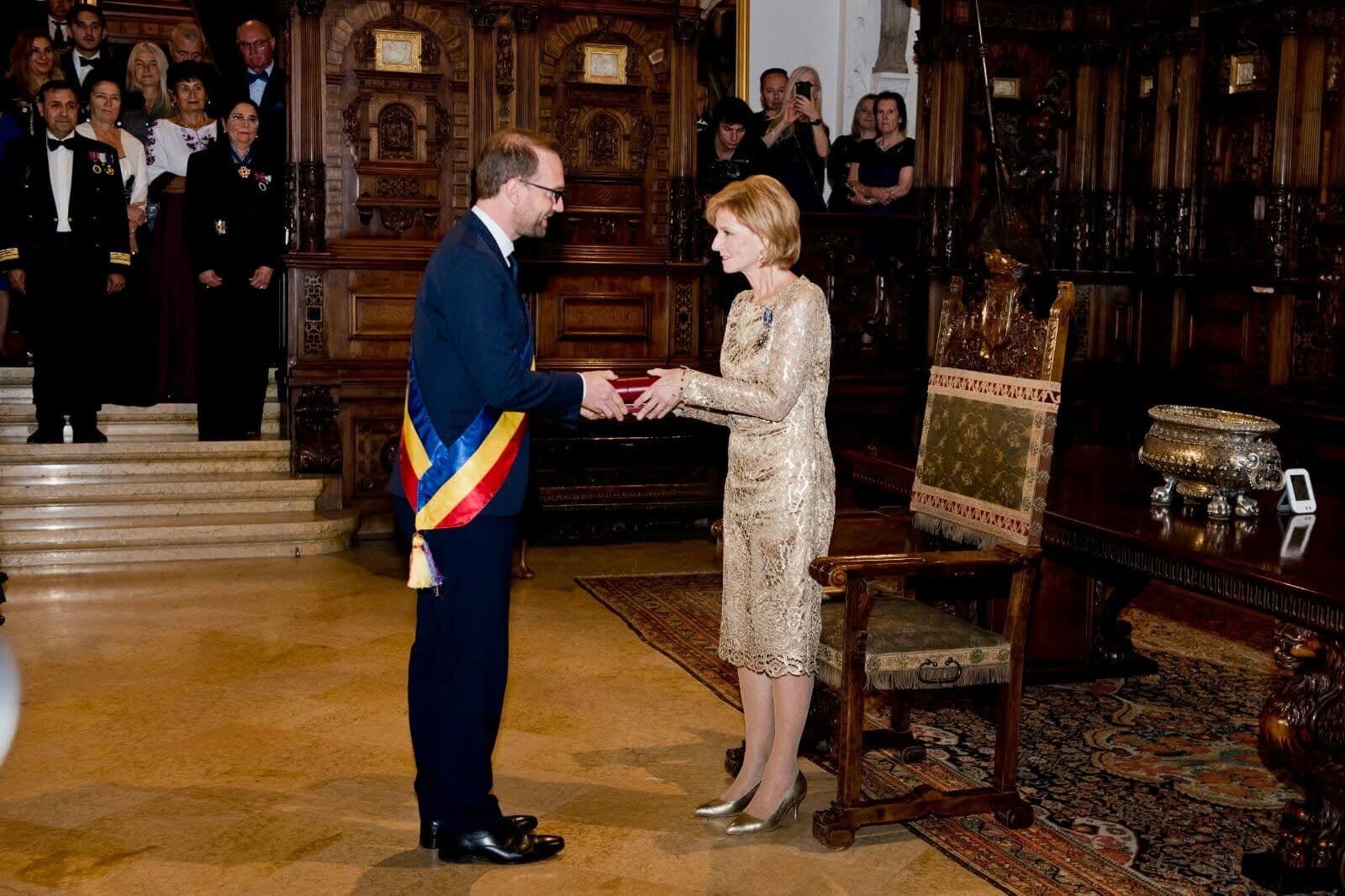 Majestatea Sa Margareta înmânându-i lui Dominic Fritz decorația regală „Nihil Sine Deo”