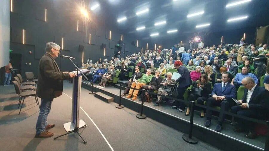 Vorbitor la pupitru în fața unei săli pline, la decernarea Premiului „Speranța”