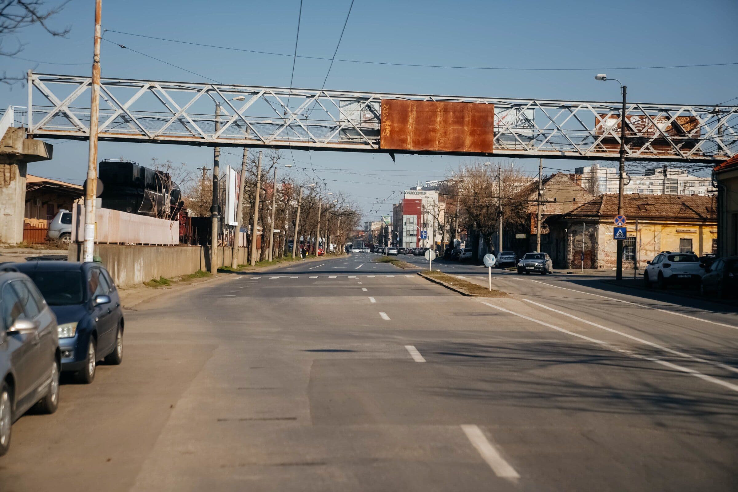 Bulevard larg spre Gara de Nord, cu pasarela metalică peste carosabil