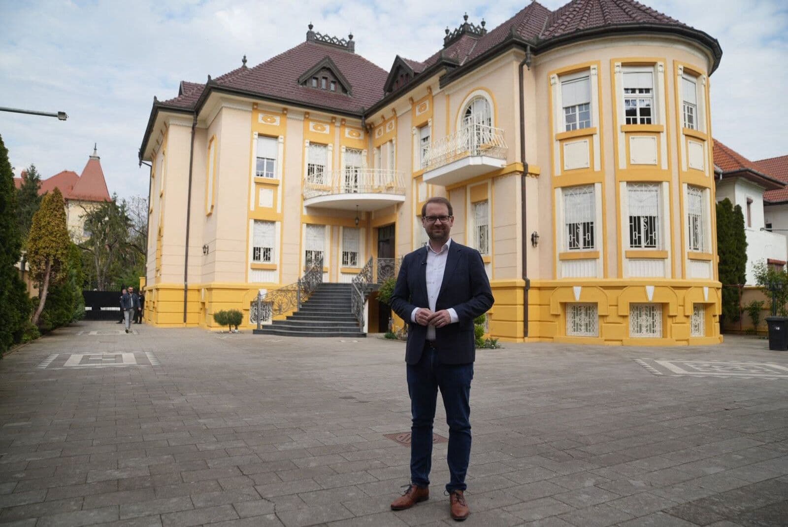 Dominic Fritz în fața vilei galbene de pe Loga 52, recuperată de oraș