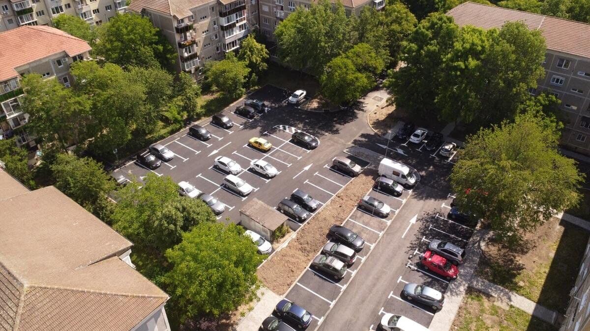 Parcare nouă între blocuri văzută de sus, în locul fostelor garaje