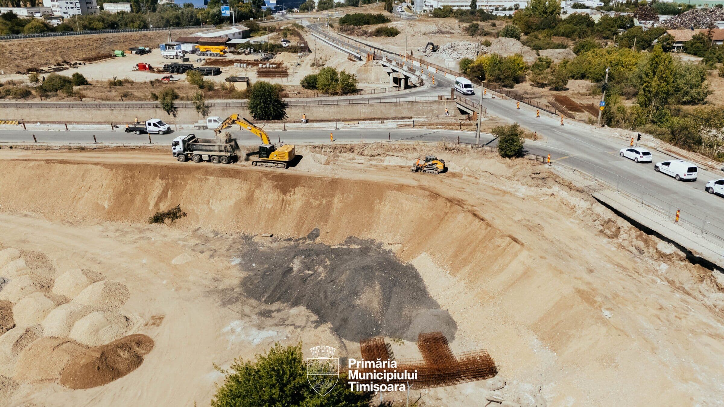 Șantierul Pasajului Polonă–Slavici văzut de sus, cu excavatoare pe terenul săpat