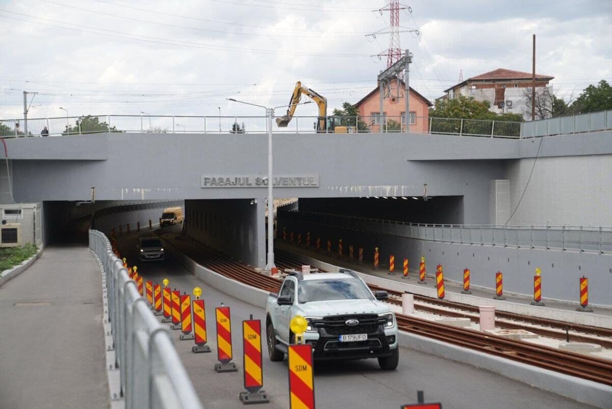 Intrarea în Pasajul Solventul finalizat, cu o mașină de serviciu la ieșire