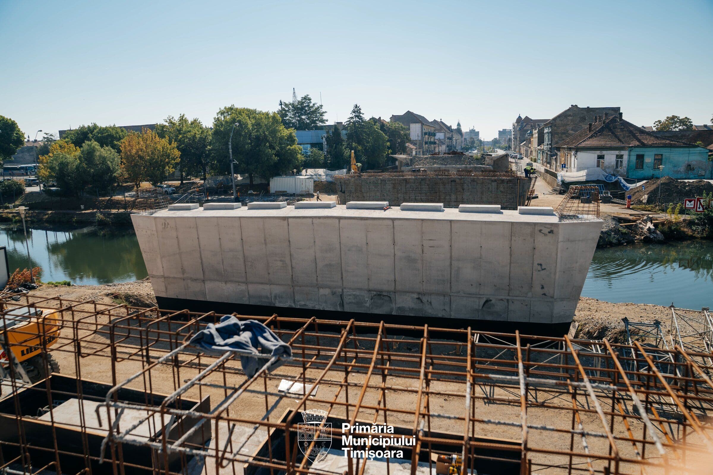 Șantierul Podului Muncii: noua structură de beton peste Bega, cu armături în prim-plan