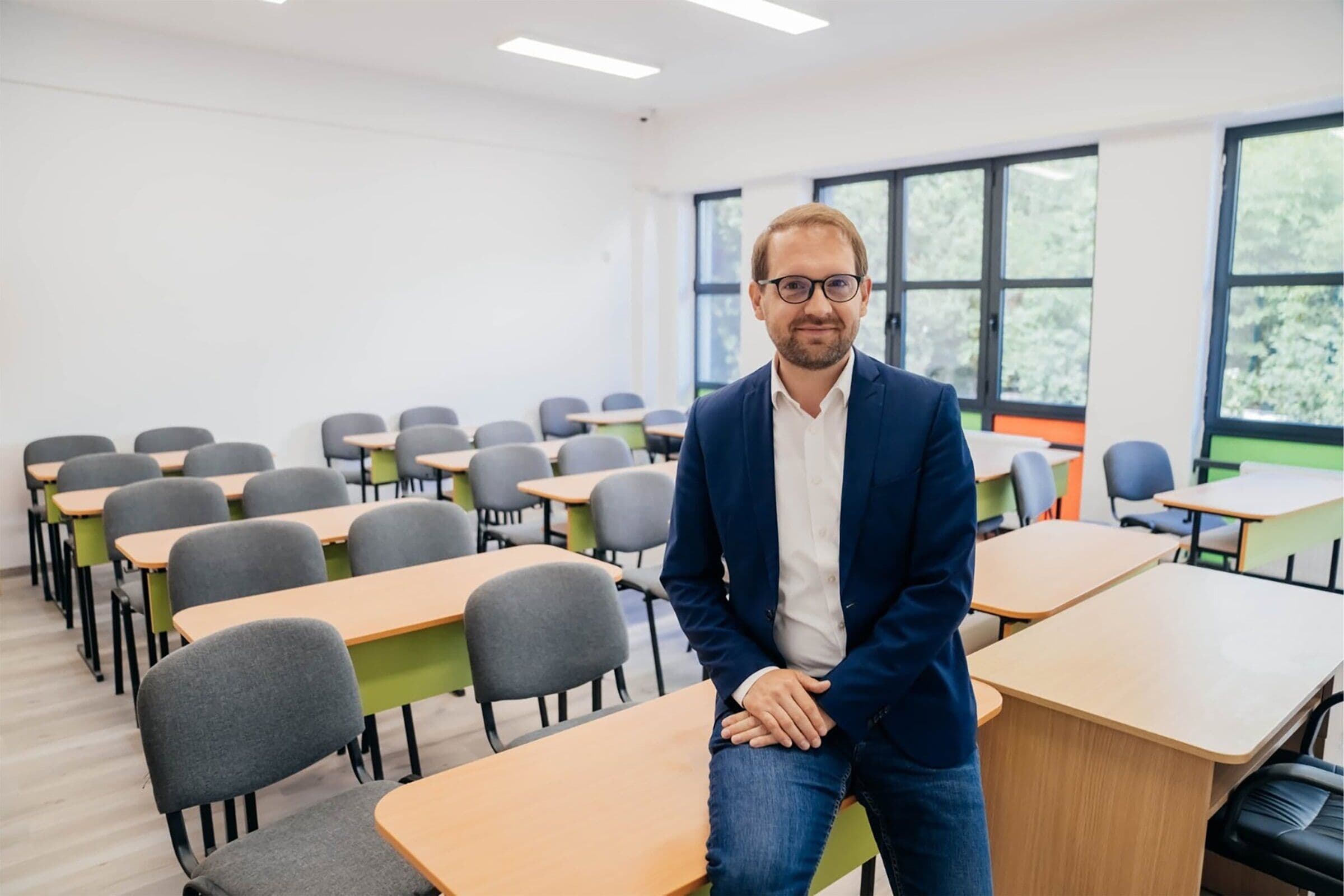 Dominic Fritz într-o sală de clasă cu mobilier nou