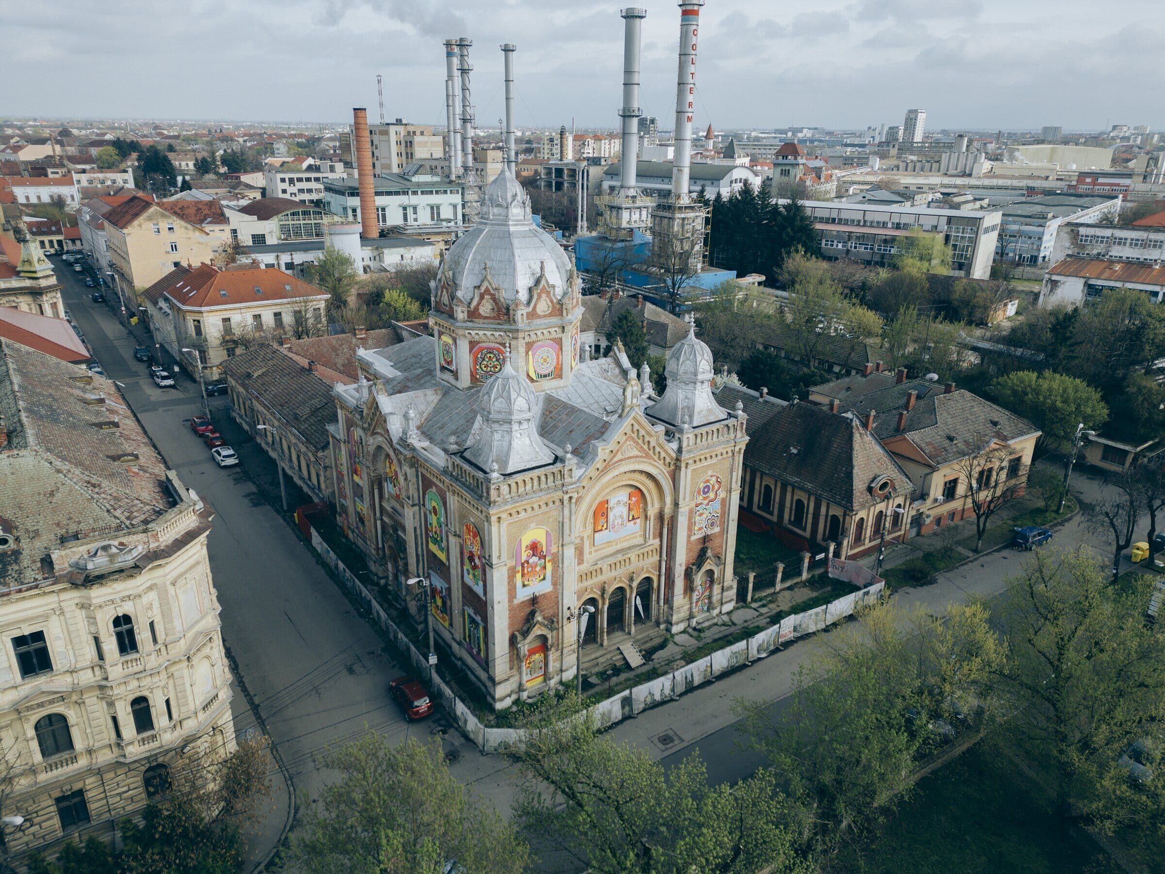 Sinagoga din Fabric văzută de sus, între clădirile cartierului