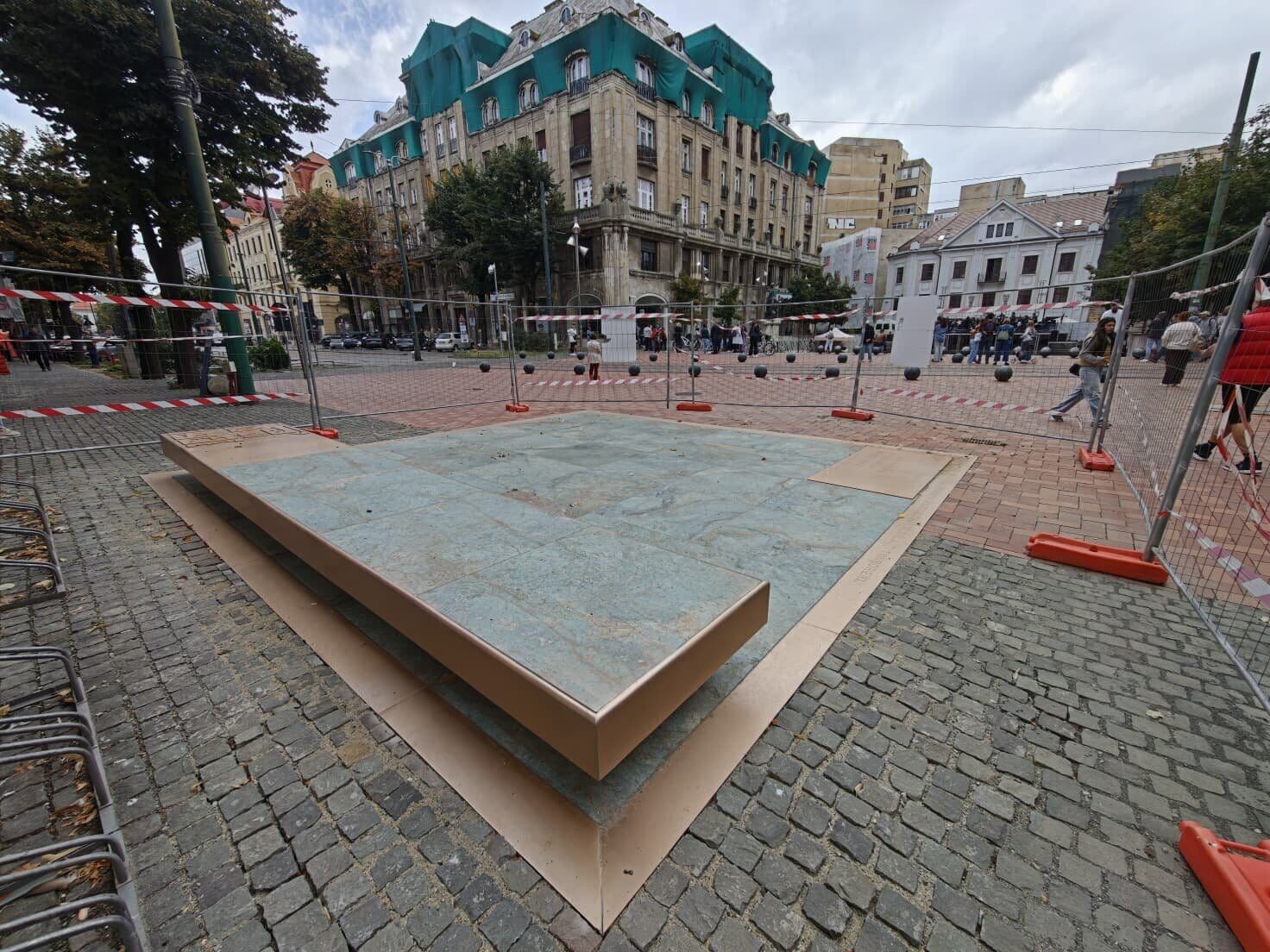 Una dintre cele zece amenajări ale Traseului Revoluției, o placă de piatră încadrată în bronz, în pavajul din centru