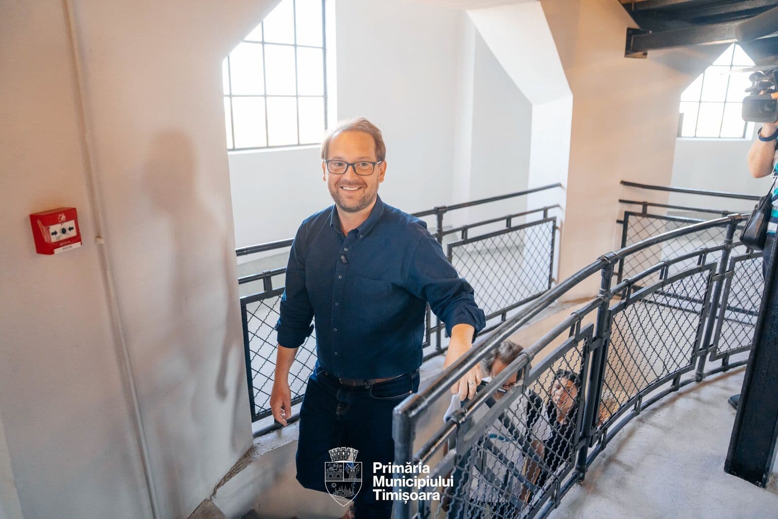 Dominic Fritz urcând scara interioară a Turnului de Apă