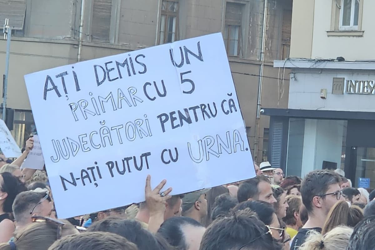 Pancartă la un protest: „Ați demis un primar cu 5 judecători pentru că n-ați putut cu urna”